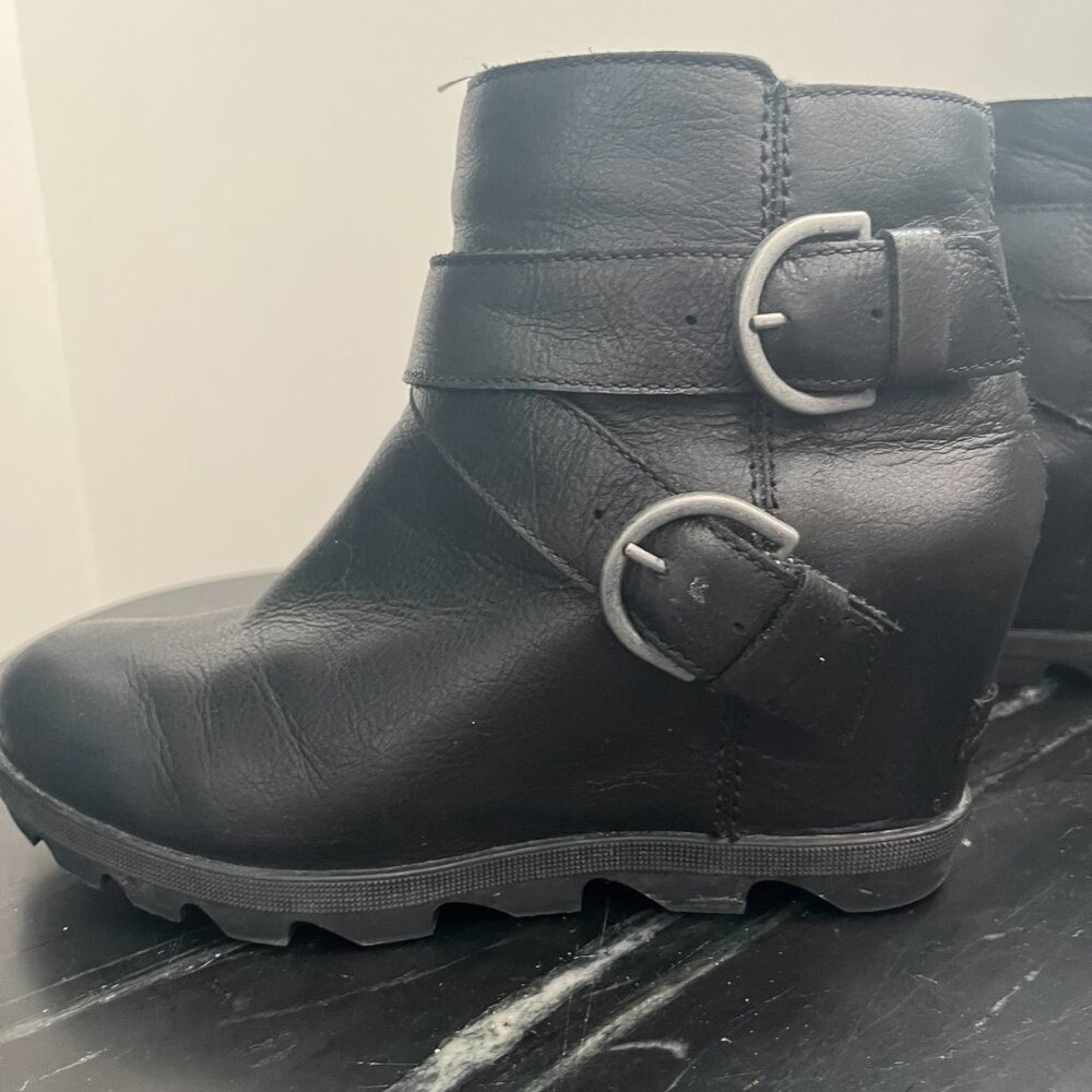 SOREL WOMEN’S JOAN OF ARCTIC WEDGE MOTO BOOTIE, BLACK, SIZE 8